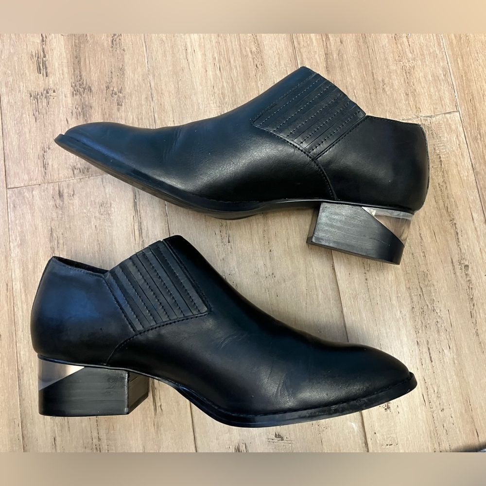 Steve Madden women’s leather black pointed toe Chelsea boots. Clear heel. Size 8